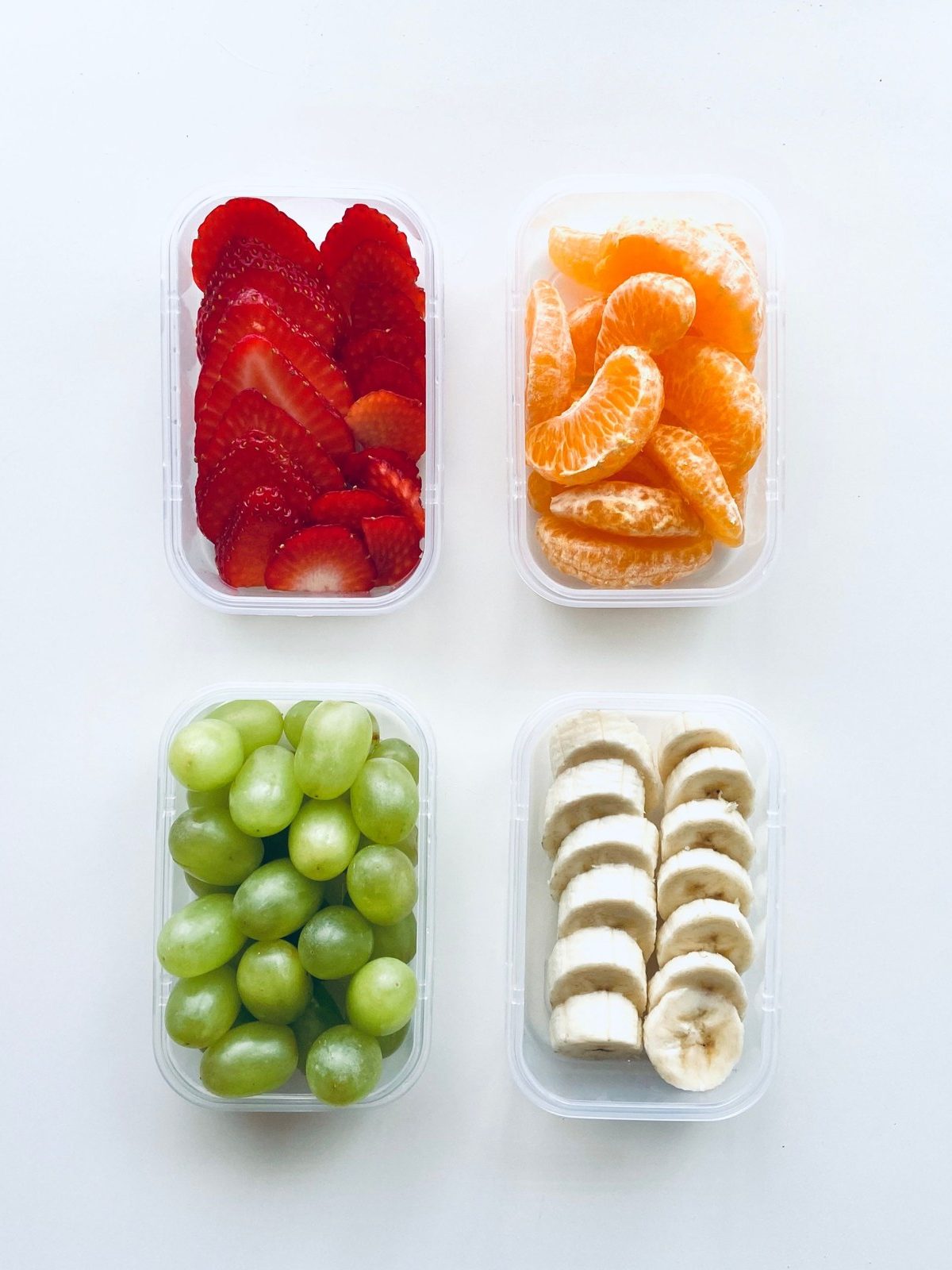 Kleine klare Becher mit Obst